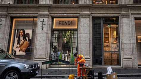 furto palazzo fendi|Ladri di borse da Valentino a Roma, bottino da 140mila euro.